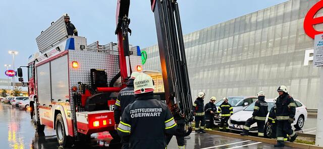 Immer wieder müssen Pkws aus dem Entwässerungsgraben am EO Parkplatz geborgen werden. | Foto: Stadtfeuerwehr Oberwart