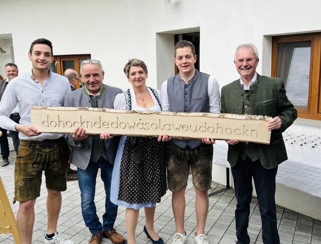 Zum 10-jährigen Jubiläum ihres Wein-Keller-Sporr luden Erhard und Christa Sporr zu einem zünftigen Oktoberfest nach Herrnbaumgarten ein. | Foto: Schultes