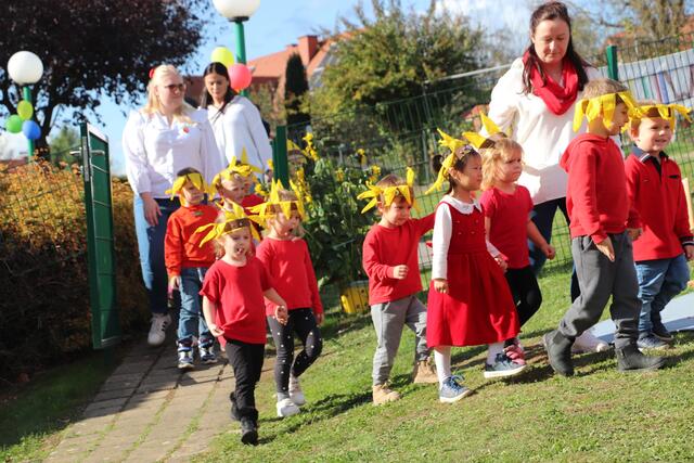 Einzug der Kinder zur Segnung des Kindergartens Dobl. | Foto: Edith Ertl