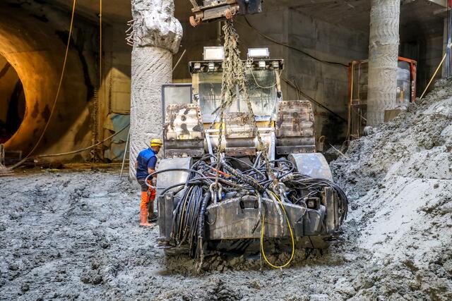 Zahlreiche Spezial-Baufahrzeuge und Maschinen, die vollständig unter Wasser standen, wurden unbrauchbar. | Foto: Wiener Linien/Christian Fuerthner