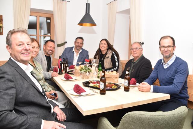 Gemeinsamer Umtrunk: Nach der Führung durch das Leitlhaus wurde die Eröffnung bei einem gemütlichen Umtrunk gefeiert. | Foto: Kendlbacher