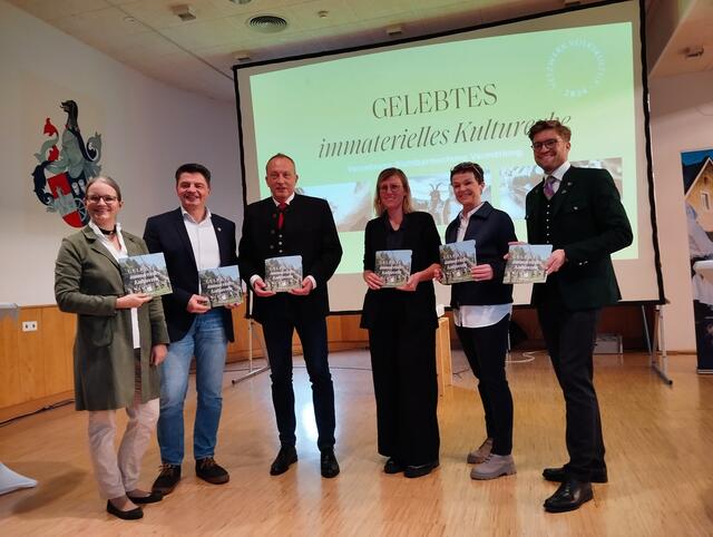 Waren bei der Veranstaltung im Schloss Trautenfels dabei: Eva Heizmann (Volkskultur Steiermark), Roland Raninger (Bürgermeister der Marktgemeinde Stainach-Pürgg), Armin Forster (Landtagsabgeordneter), Cristina Biasetto (Ö-UNESCO-Kommission), Katharina Krenn (Schloss Trautenfels) und Simon Koiner-Graupp (Volkskultur Steiermark) | Foto: Veronika Frank