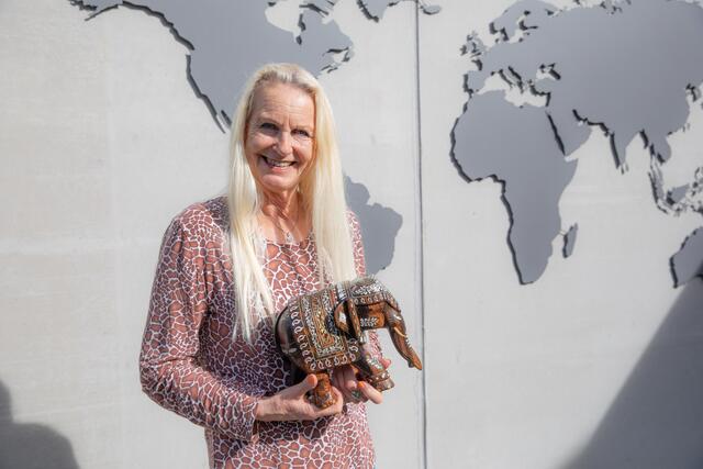 Die Künstlerin Monika Holzbauer liebt Tiere und Kunst. Aus Indien hat