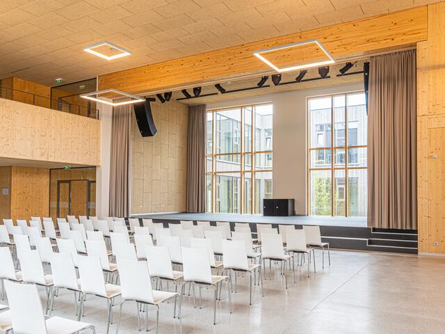 Große Aula der Schule | Foto: Karin Bauer