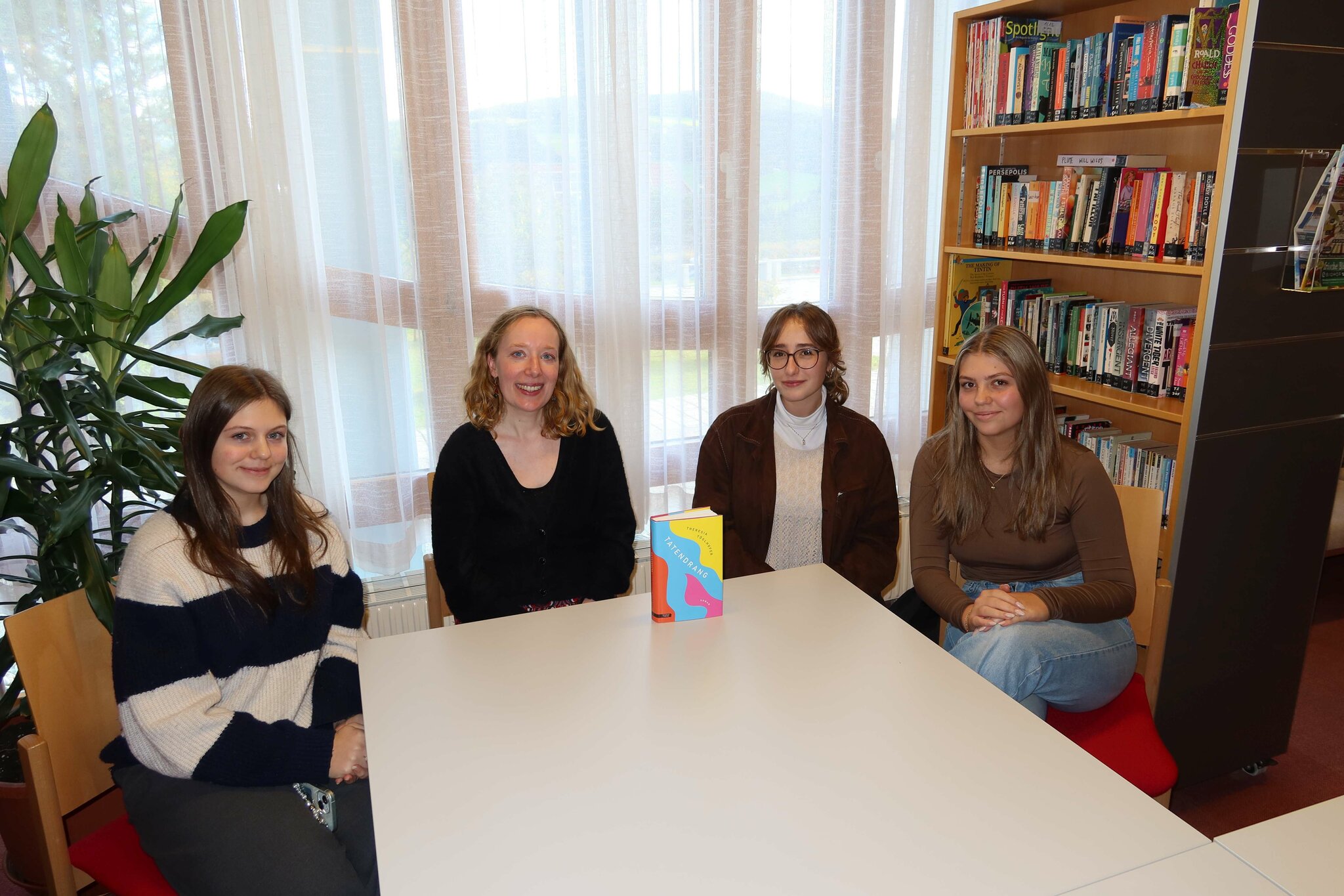 Theresia Töglhofer besucht ihre alte Schule: Autorin zu Besuch am Borg ...