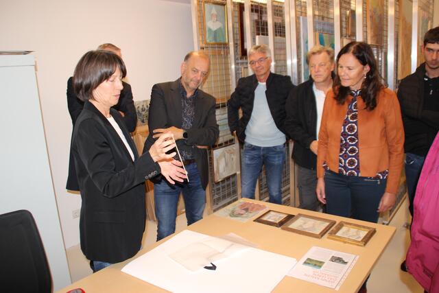 Bürgermeister Klaus Gritsch und interessierte Gemeinderät:innen sowie Mitglieder des Kulturausschusses ließen sich von Annemarie Schermer in die künstlerische Welt von Renate Krauss entführen.  | Foto: Jordan