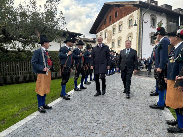 LH Mattle mit Bgm. Josef Karbon: Stolz bei der Eröffnung des renovierten Leitlhauses. | Foto: Kendlbacher