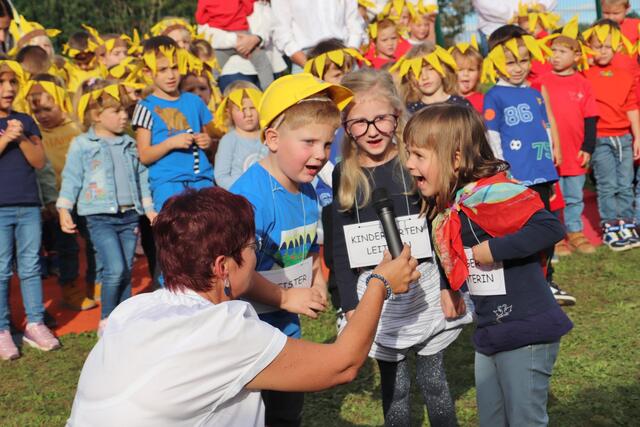 Baumeister, Kindergartenleiterin und Bürgermeisterin im Mini-Format brachten in einem humorvollen Sketch den Um- und Zubau des Kindergartens Dobl auf den Punkt. | Foto: Edith Ertl