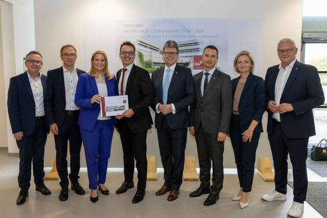 Gratulationen zum Schuljubiläum: Franz Bock, Schulqualitätsmanager für Eisenstadt und Eisenstadt-Umgebung, Jürgen Neuwirth, Leiter des Bereichs Pädagogischer Dienst der Bildungsdirektion Burgenland, Bildungslandesrätin Daniela Winkler, Schulleiter Reinhard Gaul, Bildungsminister Martin Polaschek und Landtagspräsident Robert Hergovich, Elternvereinsobfrau LAbg. Rita Stenger und Eisenstadts Bürgermeister LAbg. Thomas Steiner (v.l.) | Foto: Büro LR Winkler/ Novak Nina Sorger