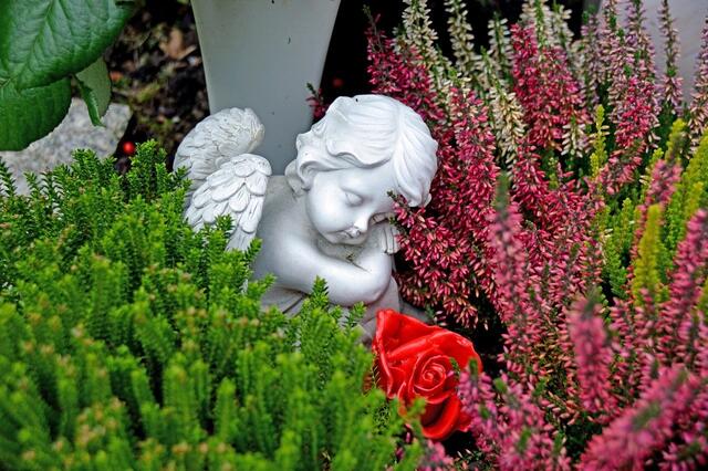 Durch Rituale wie die Gräbersegnung wird die Verbindung zwischen den Lebenden und den Verstorbenen gestärkt. | Foto: Pixabay