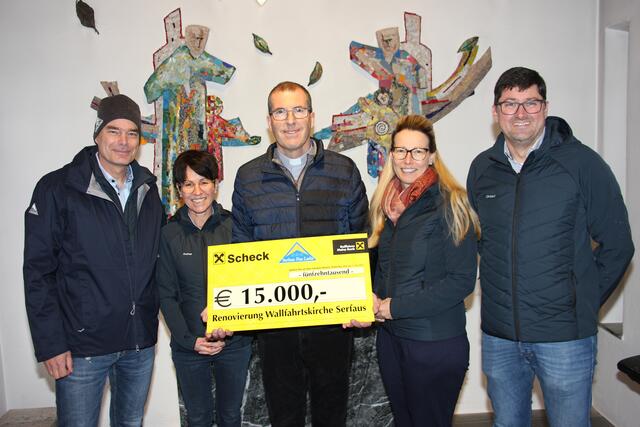 Freuten sich zum 10. Jubiläum der Spendenübergabe eine Rekordsumme von 15.000 Euro zu übergeben: GF Stefan Mangott, Marketingmitarbeiterin Andrea Pfeifer-Scherl, Pfarrer Willi Pfurtscheller, Prokuristin Claudia Plangger und GF Christof Schalber (v.l.). | Foto: Schwarz