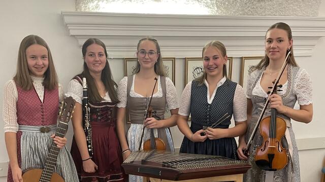 Von links: Miriam Schaumberger, Lara Piringer, Juliana Wöckinger, Miriam Schaumberger und Johanna Grüner. | Foto: Grüner