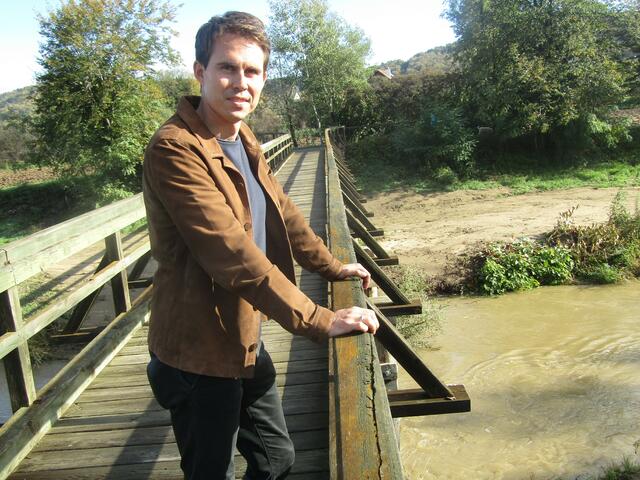 David Venus auf dem reparierten Steg  vom Lagerhausviertel zum Altenheim.