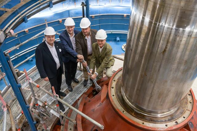 Karl Heinz Gruber (Geschäftsführer VHP), Achim Kaspar (Vorstand Verbund AG), Landtagsabgeordneter Bürgermeister Anton Froschauer aus Perg, Michael Amerer (Geschäftsführer VHP). | Foto: Verbund/Johannes Wiedl