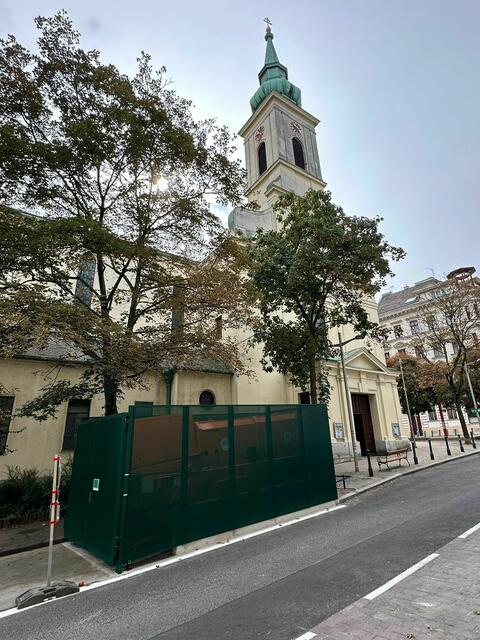 Die Müllpresse in der Maynollogasse sorgt für Empörung. Nicht nur der Gestank wurde kritisiert, sondern auch der Standort vor der Kirche.  | Foto: z.V.g.