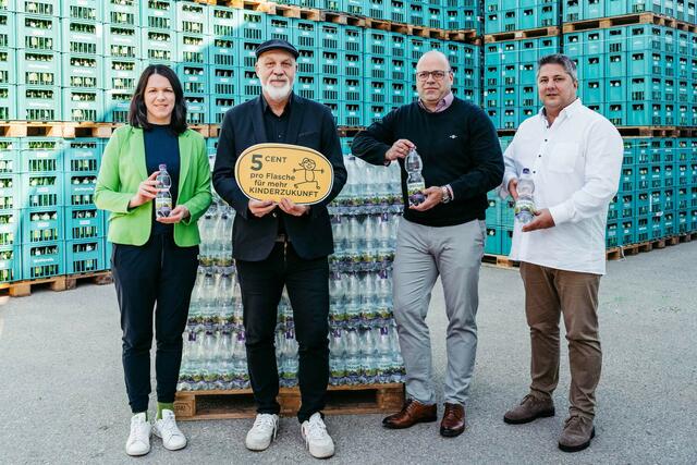 Dagmar Habeler, Marketingleiterin von Waldquelle Mineralwasser, Erich Fenninger, Bundesgeschäftsführer der Volkshilfe Österreich, Vítězslav Staněk, Geschäftsführer Waldquelle Mineralwasser und Thomas Schmidt, Verkaufsleiter
Waldquelle Mineralwasser (v.l.n.r) freuen sich über die Neueinführung 2024 und den
damit verbundenen guten Zweck.  | Foto: Volkshilfe Burgenland