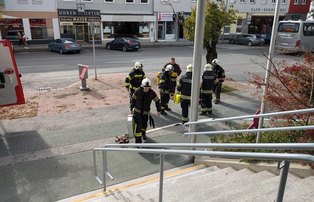 Die Stadtfeuerwehr Oberwart führte eine Brandübung bei der Bezirkshauptmannschaft Oberwart durch. | Foto: Stadtfeuerwehr Oberwart