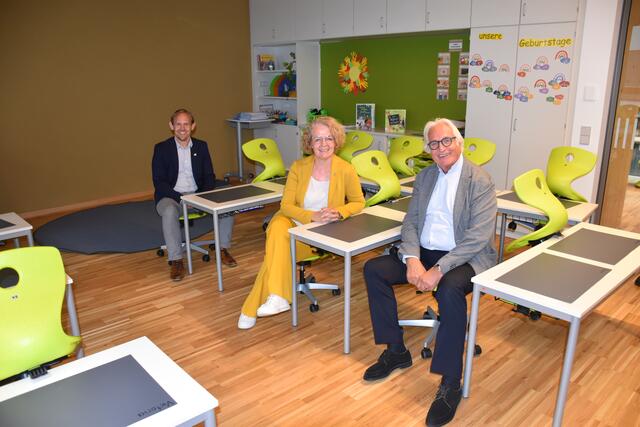 Probesitzen der Politik und des Architekten in einem Klassenraum. | Foto: Alexandra Goll