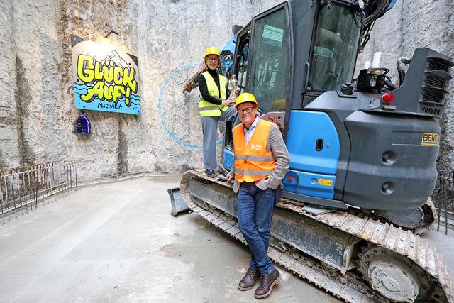 Am Tunnelportal wurden eine Glück-Auf!-Tafel und eine Statue der Heiligen Barbara, Schutzpatronin der Bergleute und Bauarbeiter, angebracht. Als Tunnelpatin wird Michaela Schüchner in den nächsten eineinhalb Jahren symbolisch die schützende Hand über dieses Bauwerk halten.  | Foto: Stadt Wien/Martin VOTAVA