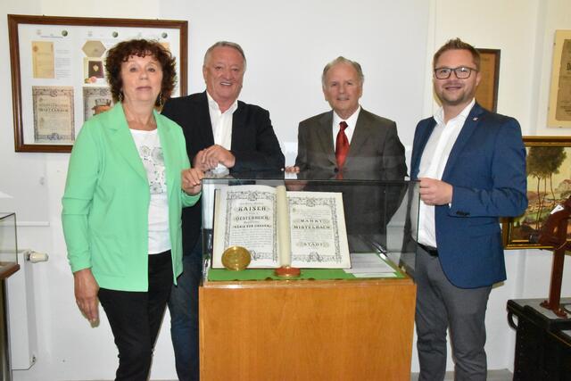 Roswitha Janka, Manfred Reiskopf, Alfred Englisch und Erich Stubenvoll mit dem Originaldokument der Stadterhebung von Mistelbach