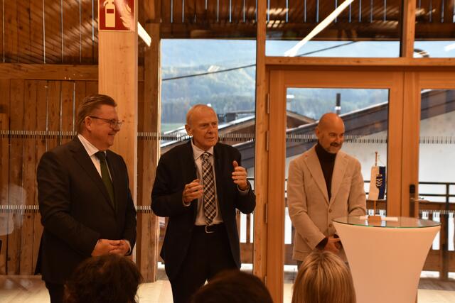 Führung durch das Leitlhaus: Besucher erkunden die renovierten Räume des Leitlhauses während der offiziellen Besichtigung. | Foto: Kendlbacher