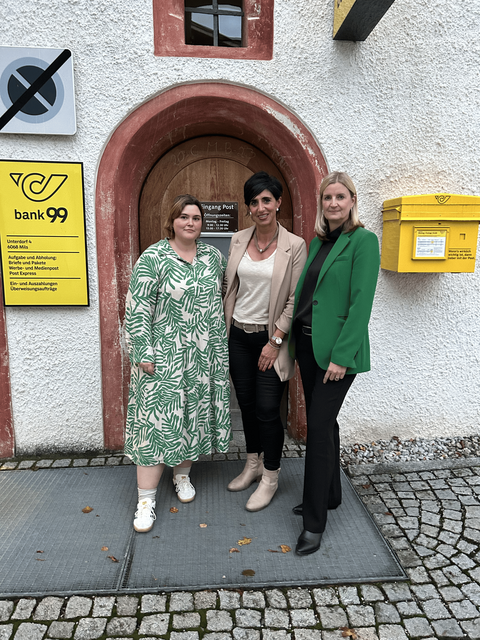 Die Mitarbeiter der Postpartnerstelle in Mils bekommen die Beschwerden ab, obwohl sie für die Ausfälle nichts dafür können. Im Bild: Bgm. Daniela Kampfl (re.) mit den Mitarbeiterinnen der Postpartnerstelle Julia Posch (li.) und Angelika Pfeifhofer (Mitte) | Foto: Gemeinde Mils