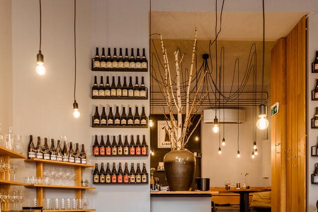 Gemütliches Ambiente und 1.500 verschiedene Weine zeichnen das Weinbistro aus. | Foto: Transgourmet/Christian Maislinger