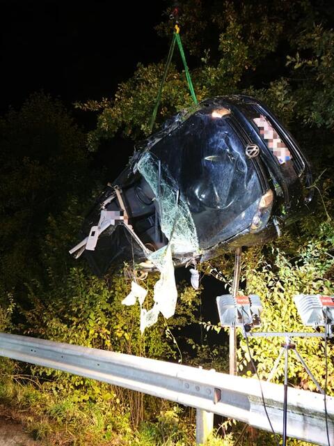 Das Fahrzeug wurde vom Abschleppunternehmen aus dem Hang gehoben. | Foto: FF Antiesenhofen