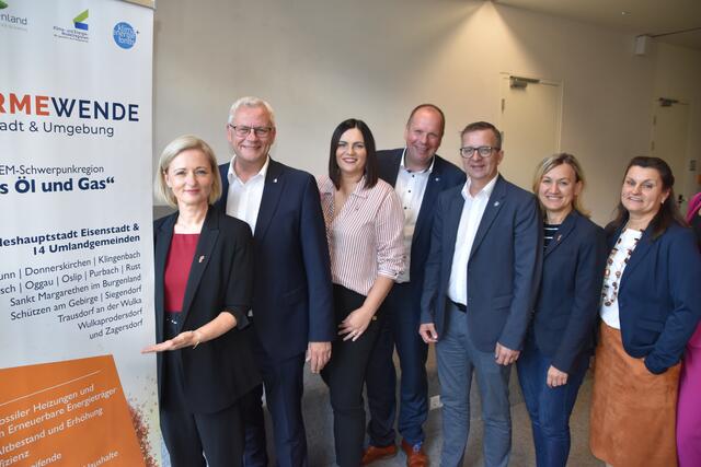 Startschuss für das Projekt "Wärmewende Eisenstadt und Umgebung". (v.l.) Rita Stenger (Bgm. Siegendorf), Thomas Steiner (Bgm. Eisenstadt), LH-Stellvertreterin Astrid Eisenkopf, Johannes Mezgolits (Bgm. Donnerskirchen), Thomas Schmid (Bgm. Oggau), Bettina Zentgraf (Bgm. Mörbisch) und Projektleiterin Marion Schönfeldinger.  | Foto: Stefan Schneider