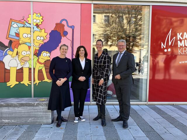 v.li.n.re.:  Julia Flunger-Schulz, Geschäftsführerin der Kunstmeile Krems; Victoria Reggie Kennedy, Botschafterin der Vereinigten Staaten von Amerika in der Republik  Österreich; Anna Steinmair, Kuratorin Karikaturmuseum; Hermann Dikowitsch,  Leiter der Abteilung Kunst und Kultur beim Amt der NÖ Landesregierung
 | Foto:  Kunstmeile Krems