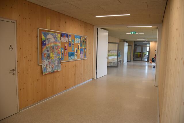 Schön gestaltete Schulgänge. | Foto: Alexandra Goll