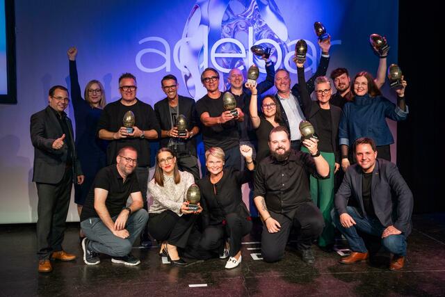 Die Kategoriensieger strahlten mit ihren goldenen Adebar-Eiern um die Wette. | Foto: WKB/Birgit Machtinger