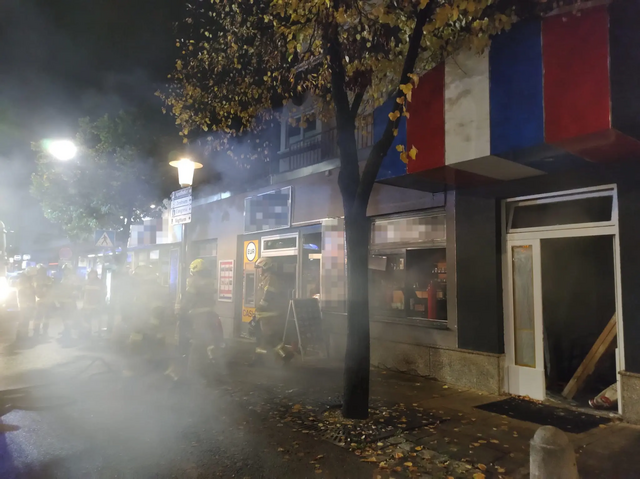 Der 19-Jährige Mitarbeiter, der die Rauchentwicklung im Beireich der Fritteuse bemerkt hatte, schaltete die Fritteuse umgehend ab. Dennoch entzündete sich das heiße Fett. | Foto: Freiwillige Feuerwehr Zell am See
