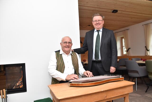Zitherspieler Josef Nolf mit Bgm. Josef Karbon. | Foto: Kendlbacher