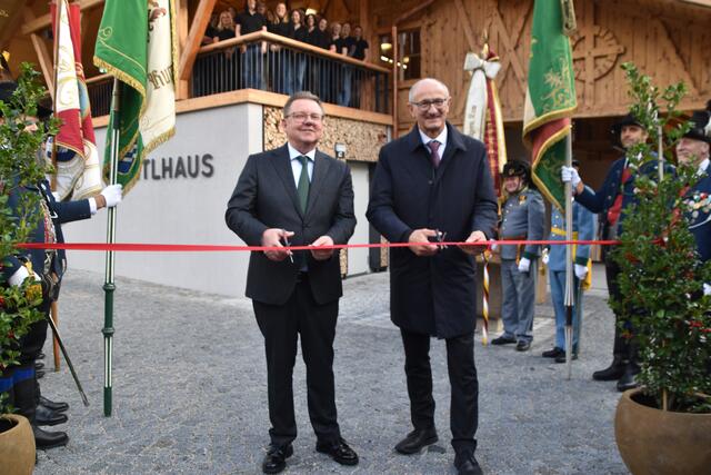 Eröffnung des Leitlhaus: Bgm. Josef Karbon mit LH Anton Mattle beim Durschschneiden des roten Bands. | Foto: Kendlbacher