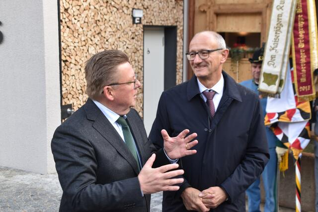 Bürgermeister und Landeshauptmann im Gespräch: Josef Karbon und Anton Mattle tauschen sich über die Bedeutung des Projekts aus. | Foto: Kendlbacher