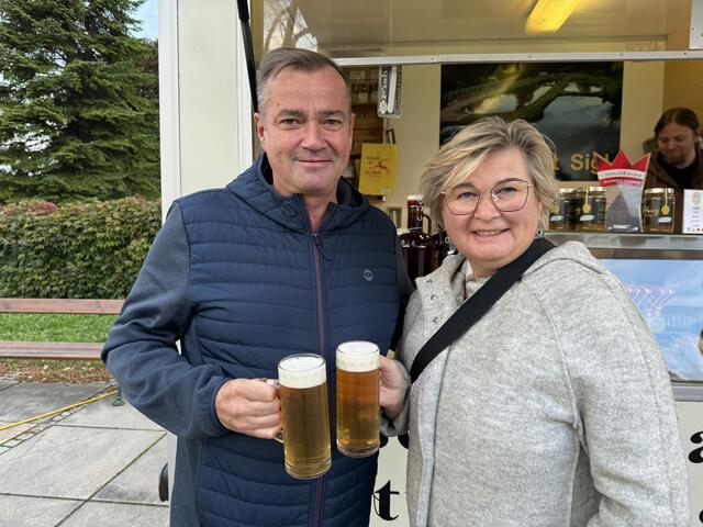 Manfred Hartmann und  Heidi Oysmüller hatten einen Grund zum Anstoßen. | Foto: Bettina Korotvicka