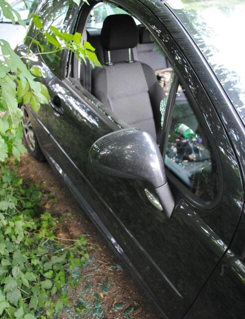 Unbekannte schlugen die Seitenscheibe des Fahrzeugs ein und entwendeten ein Handy. | Foto: Symbolbild KK