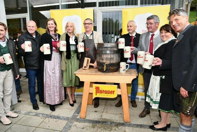 Der Bieranstich war offizieller Auftakt des geselligen Marktgeschehen in Niederwölz | Foto: Anita Galler