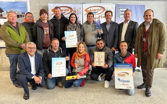Geschäftsführer Erwin Petz (Dritter von rechts, stehend) und das Kernteam der Riesneralm nahmen die Auszeichnung in Wagrain in Empfang. | Foto: Riesneralm