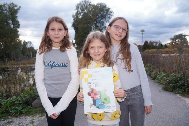 Lesemeisterin Sarah Warth mit Schwester Lilly und Freundin Matilda (li.) 