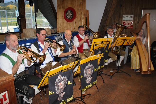 Flotte Oktoberfestklänge präsentierte die Bläsergruppe der k.u.k. Postmusik Tirol. | Foto: Jordan