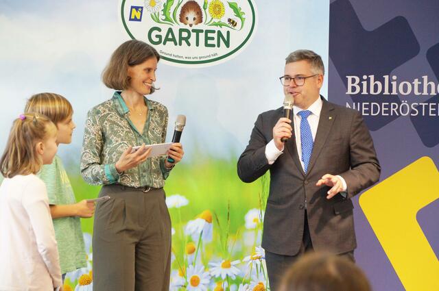 Landesrat Ludwig Schleritzko beantwortet die Fragen von Lukas und Lilly, ob er als Kind viel gelesen hat und wo er am liebsten liest.