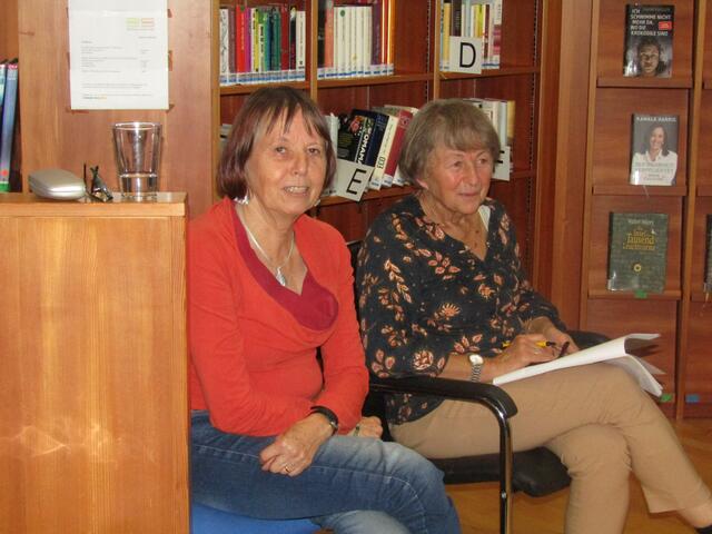 Kathrine Bader (links) mit Workshopteilnehmerin | Foto: Tatschl