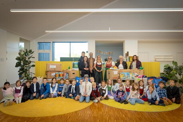 Die stolzen "Löwen" und "Schmetterlinge" der Volksschule Andritz mit ihren erwachsenen Unterstützerinnen und Unterstützern. | Foto: Jakob Leiner