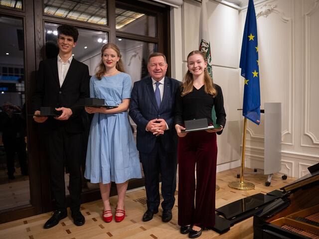 Begnadete Musikerinnen und Musiker: Werner Amon mit Julius Legat, Cäcilia Raab und Victoria Kandlhofer (v. l.). | Foto: Simon Blackely