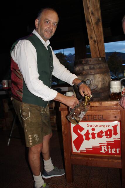 Bürgermeister Klaus Gritsch persönlich schenkte das Festbier „krugweise“ aus, das reißenden Absatz fand. | Foto: Jordan