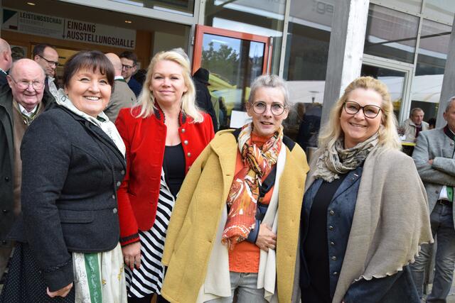 Manuela Khom (l.) mit Damenrunde. | Foto: Verderber