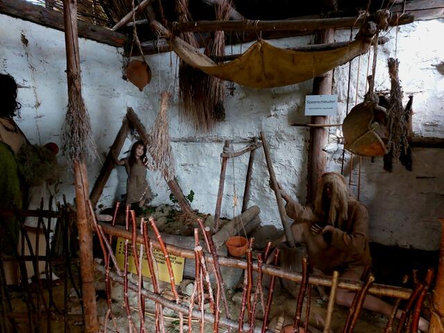 Im Wohnraum des Kupferzeitliches Lasinjahauses !