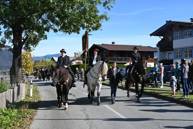 Standartenreiter des Noriker Pferdezuchtvereins Wilder Kaiser und Umgebung (von links: Josef Hauser auf Sarah, Josef Angerlechner auf Luggi und Johanna Angerlechner auf Findus) 